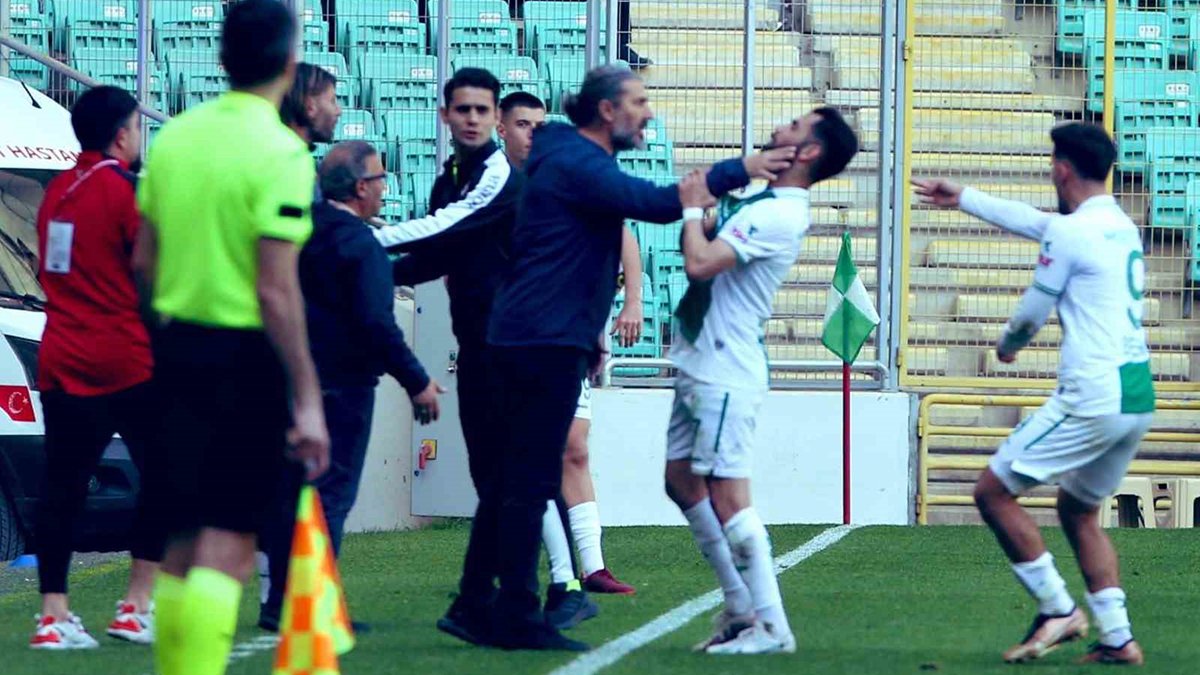 Maçta skandal hareket! Teknik direktör rakip futbolcunun boğazını sıktı