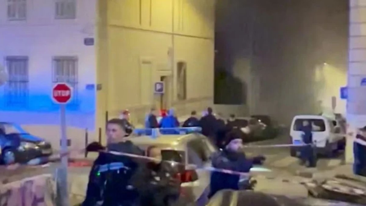 Fransa’da çöken binada yangın: Yaralılar var