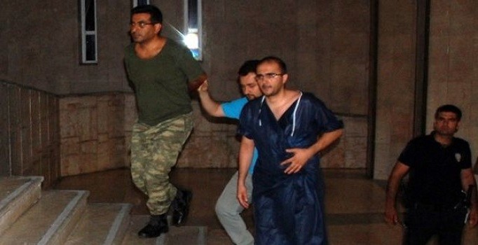 Cuntacı askerler Malatya Valisi'ne ve Emniyet Müdürü'ne silah çekti