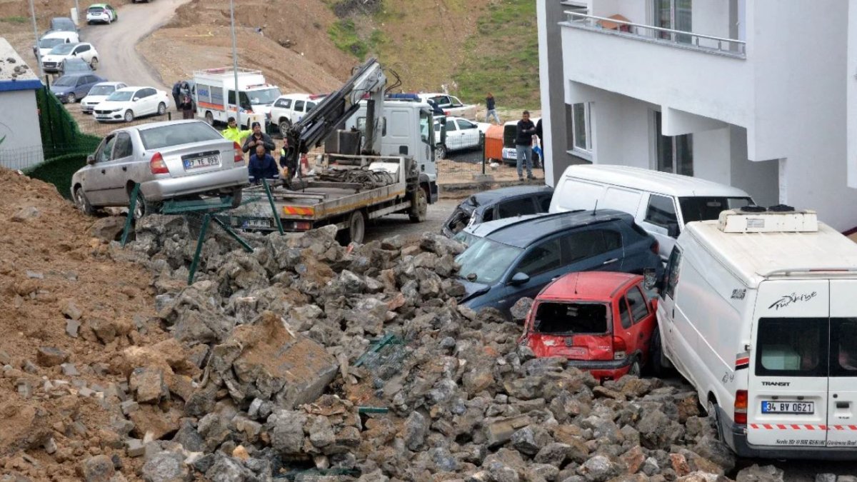 Kahramanmaraş’ta istinat duvarı yıkıldı; 8 araç hasarlı