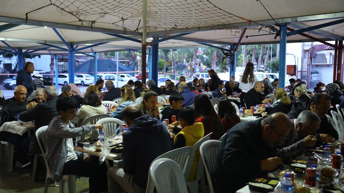 Depremzedeler iftar yemeğinde bir araya geldi