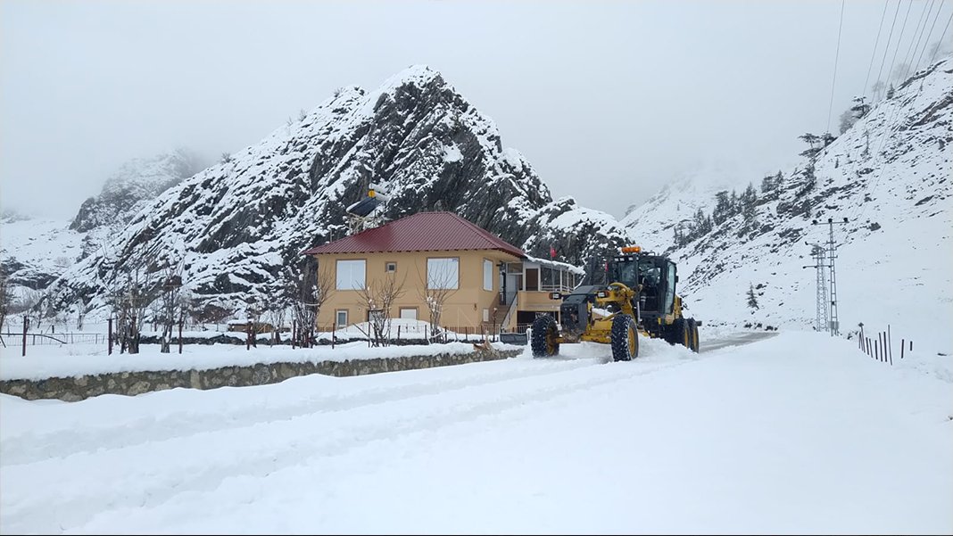 Nisan ayında karla mücadele: Yollar kapandı vatandaşlar mahsur kaldı