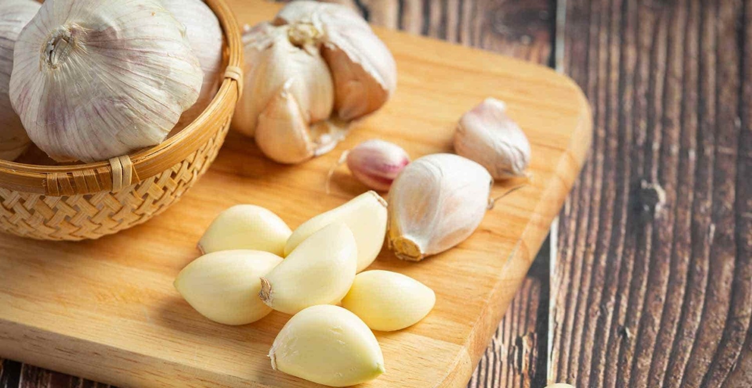 Sarımsak yedim dışarı çıkamam derdine son! 1 dakikada sarımsak kokusuna veda edin: Tertemiz bir nefese kavuşacaksınız!