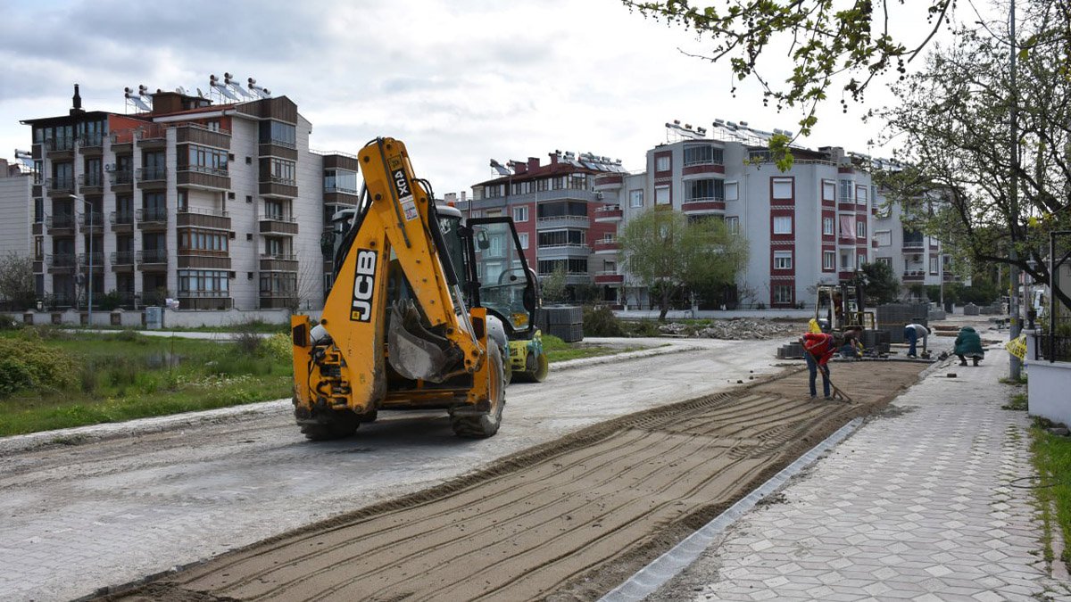Edremit Belediyesi yolları yeniliyor