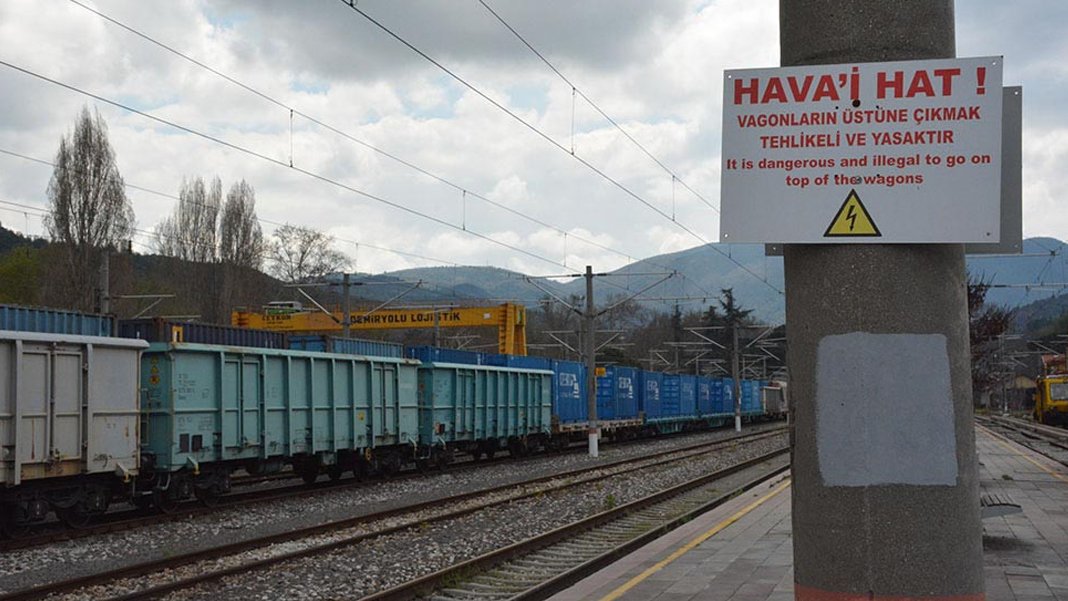 TikTok çeken gençler yüksek elektrik akımına kapıldı