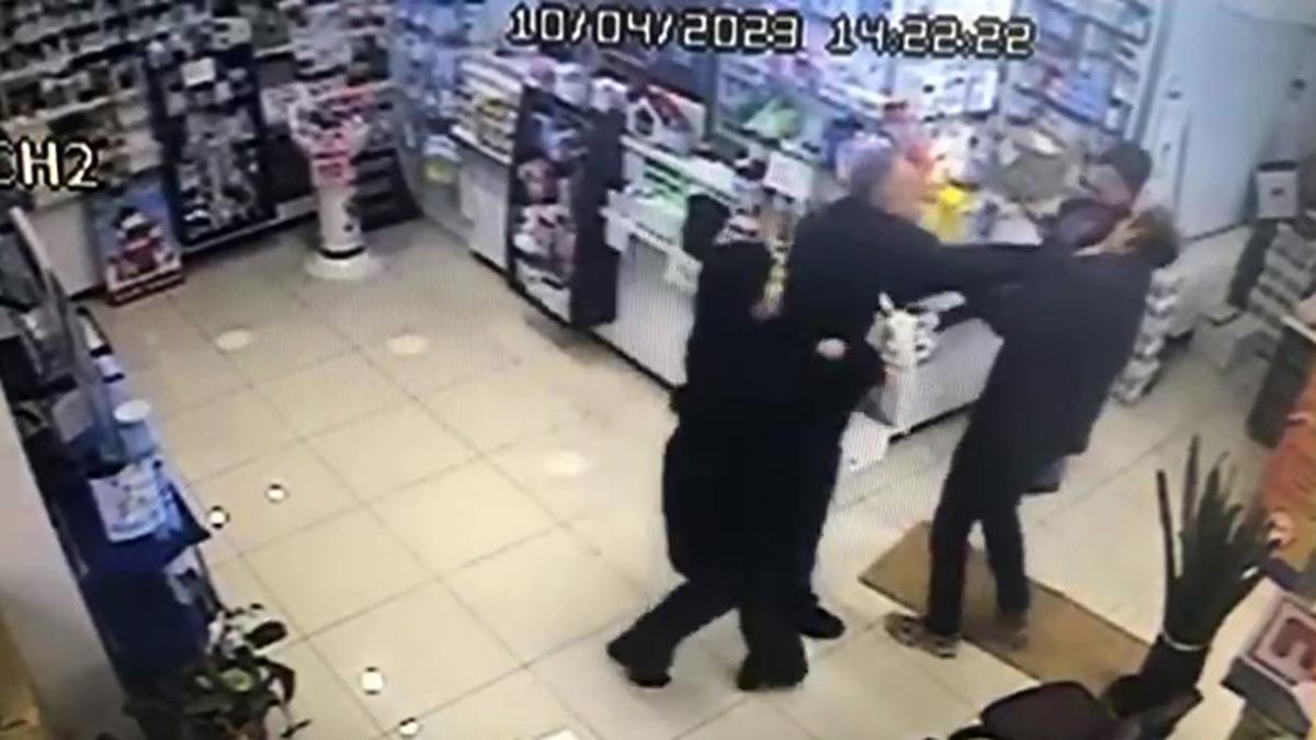 Muadil ilaç veren eczacıya saldırı