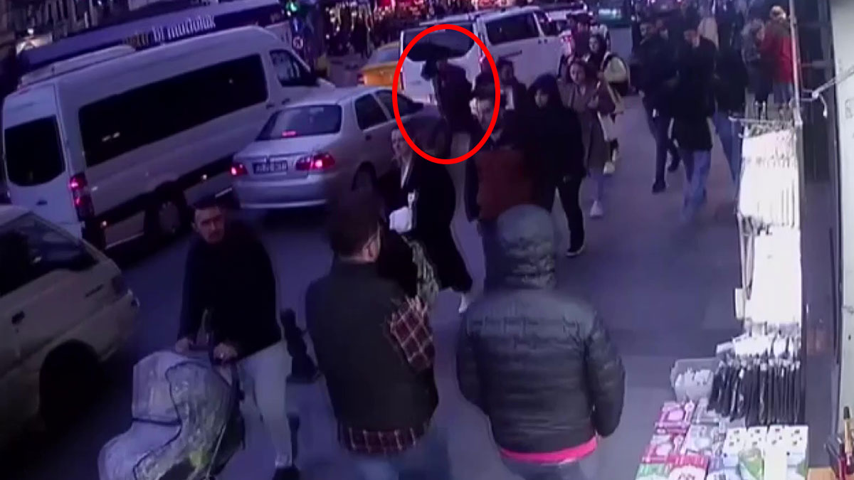 Kadının cep telefonunu çalan kapkaççıya feleğini şaşırttılar! 10 dakikada böyle paket ettiler