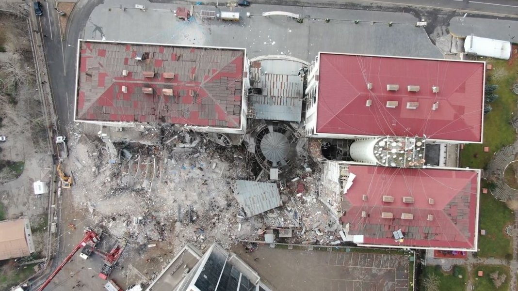 Depremde yıkılan Galeria Sitesi'nin müteahhidi Sedat Eser tutuklandı