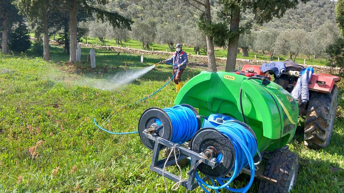 Ramazan Bayramı öncesi mezarlıklarda temizlik  ve bakım çalışması