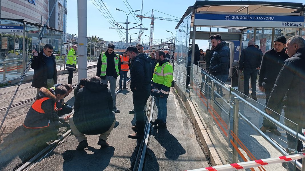 Güngören'de tramvay raydan çıktı