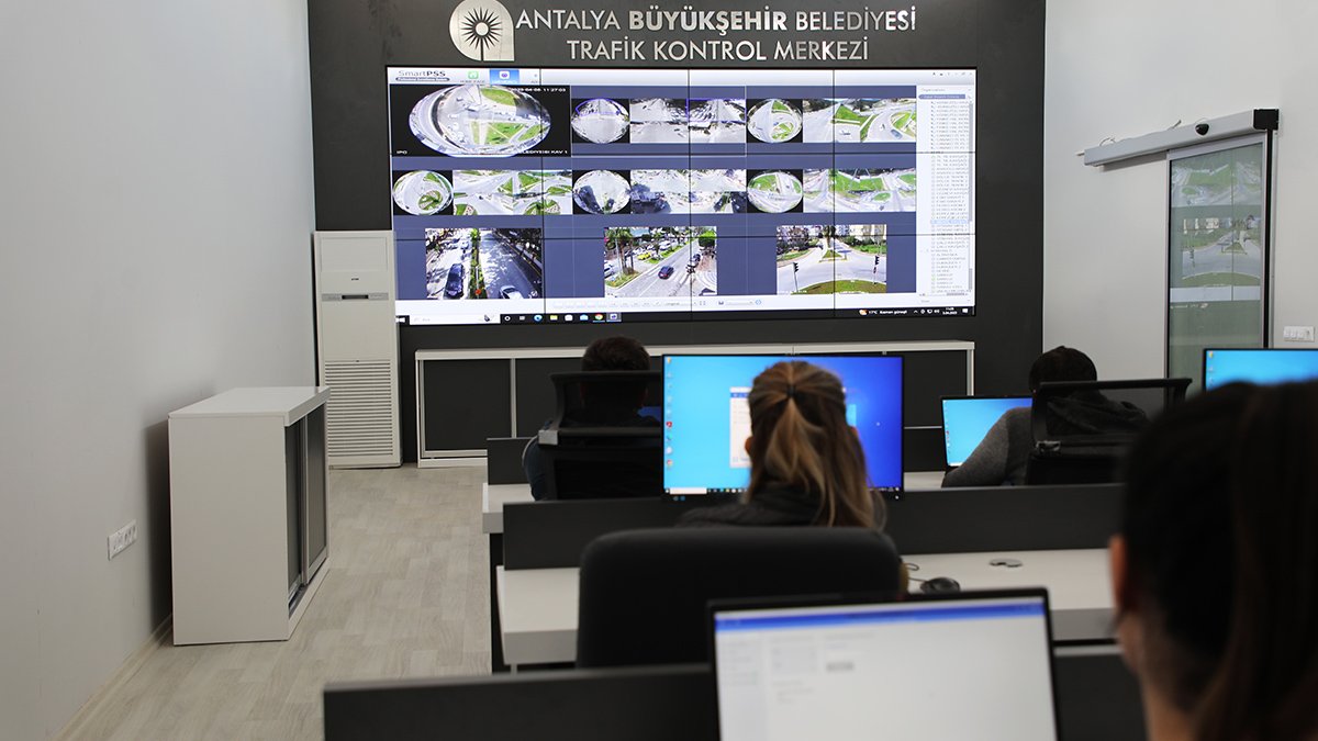 Büyükşehir kavşakları Trafik Kontrol Merkezi’nden izleyecek
