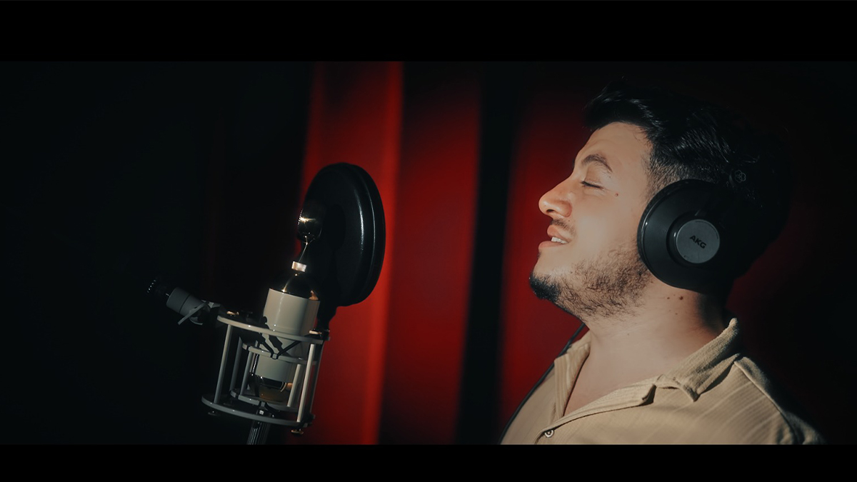 Genç iş insanı, iş dünyasının stresini şarkı söyleyerek atıyor