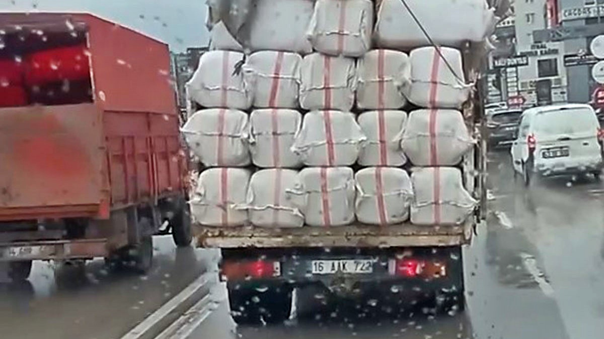 Tepki yağdı: Bunlara nasıl müsaade ediliyor? Trafikte 'Pes' dedirten görüntüler!