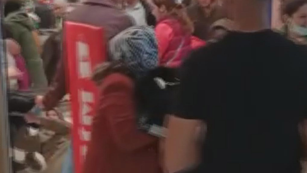 Mağazada indirim izdihamı! Yerlerde sürüklendiler