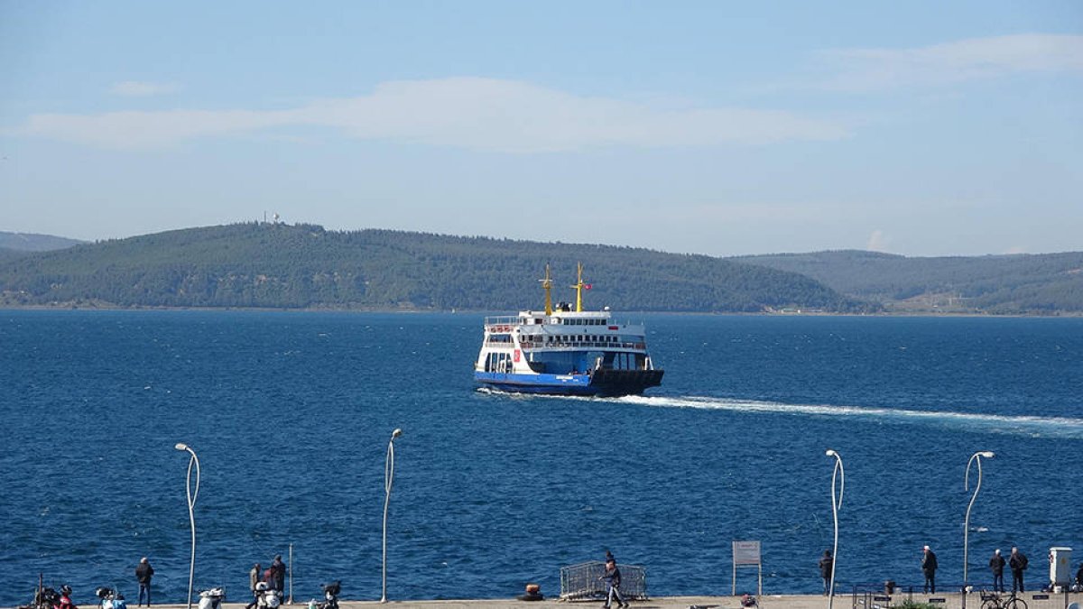 Bozcaada ve Gökçeada feribot seferlerine fırtına engeli