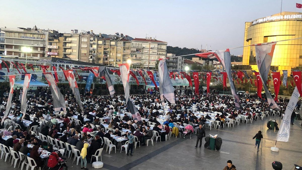 Büyükşehir'in iftar sofraları binlerce Aydınlıyı bir araya getirmeye devam ediyor