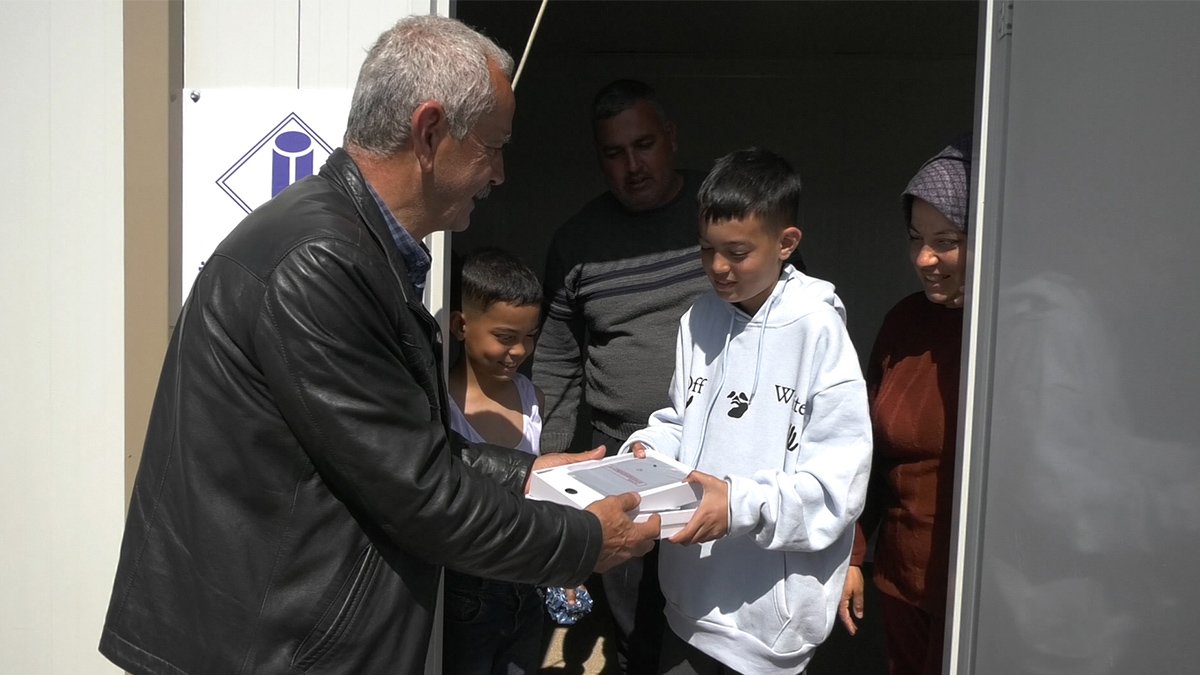 Depremzede öğrencilere tablet gönderildi