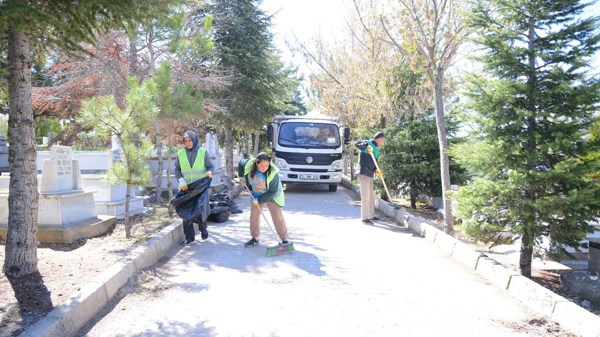 Kırşehir Belediyesi, mezarlıklarda temizlik ve bakım çalışmaları sürdürüyor