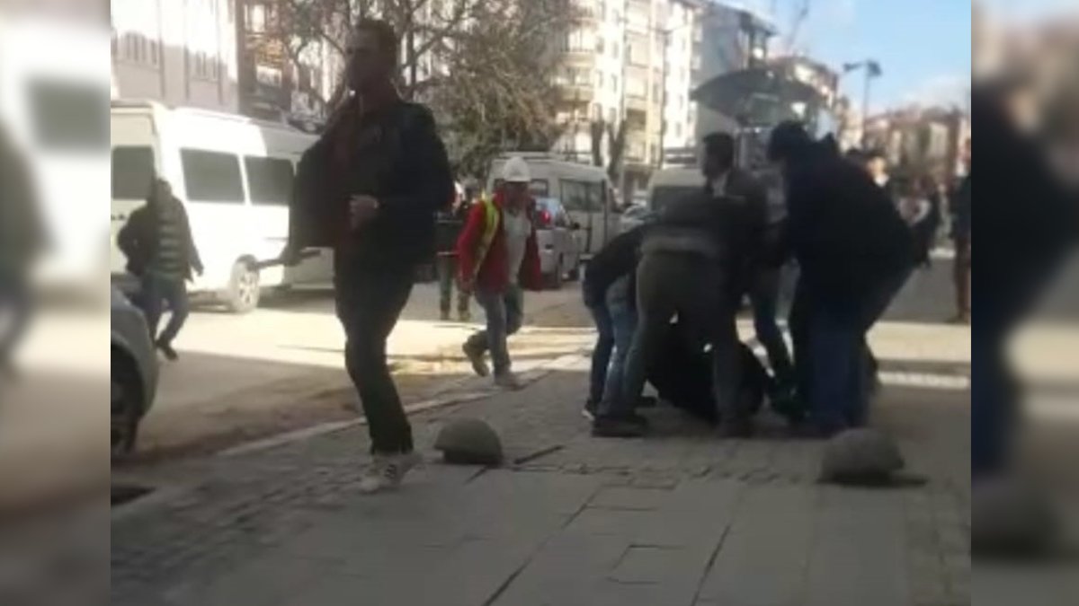 Yol verme tartışması sopalarla son buldu! Polis ise şimdi onları arıyor...