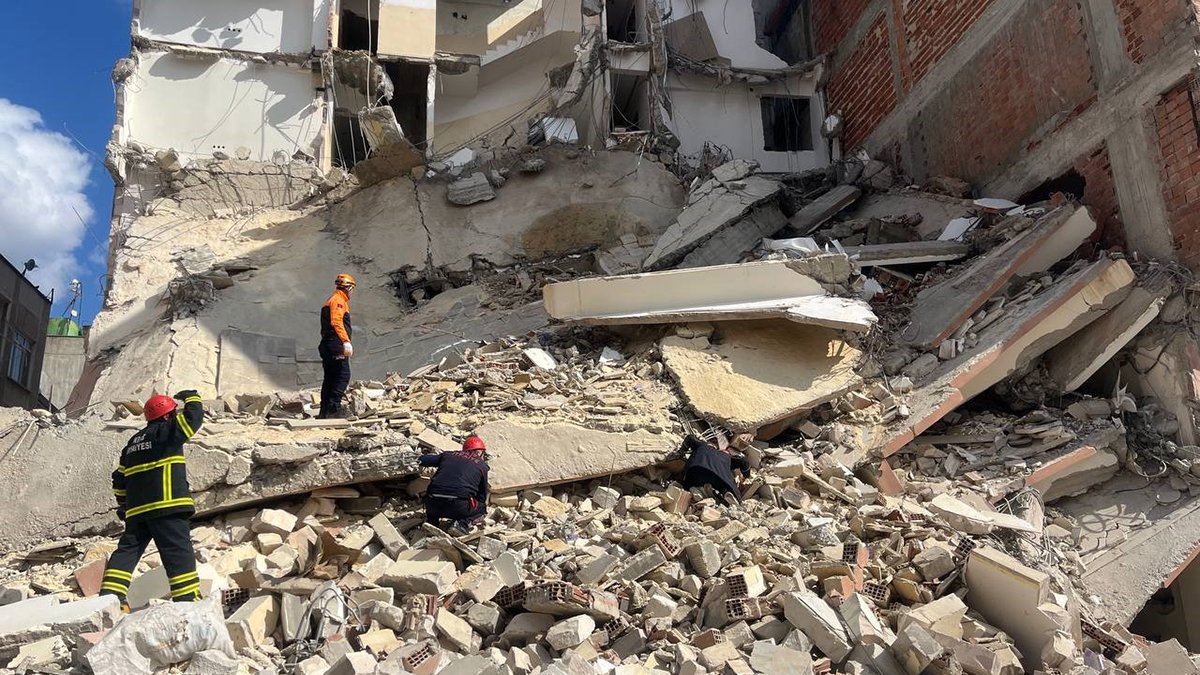 Depremin vurduğu Kilis'te 4 katlı bina çöktü