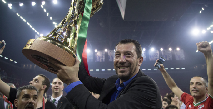 Ufuk Sarıca efsane antrenörleri geride bıraktı