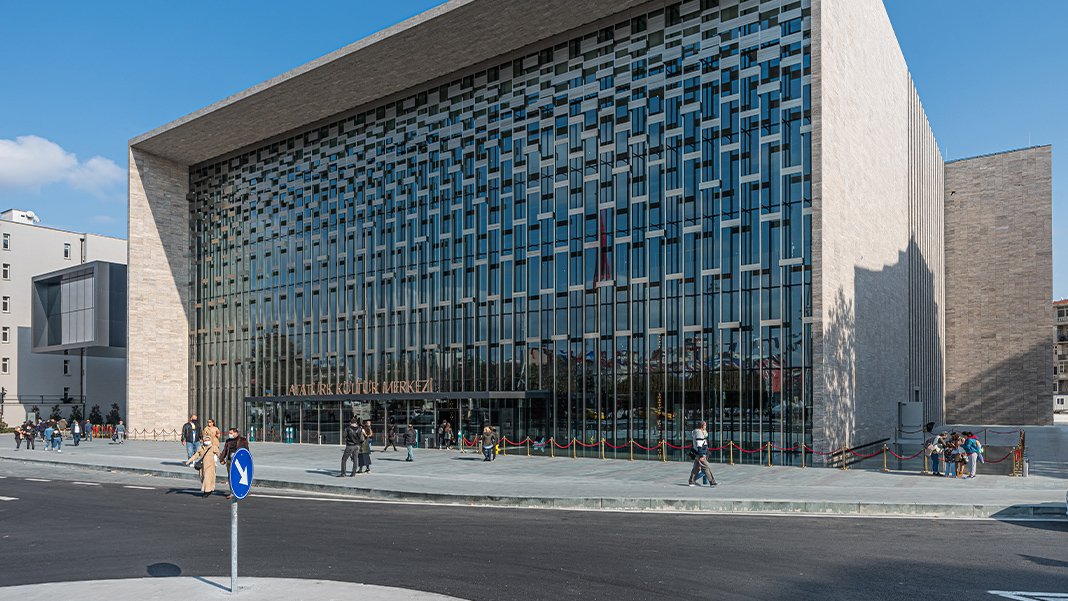 Taksim AKM'de yangın: Çok sayıda itfaiye sevk edildi
