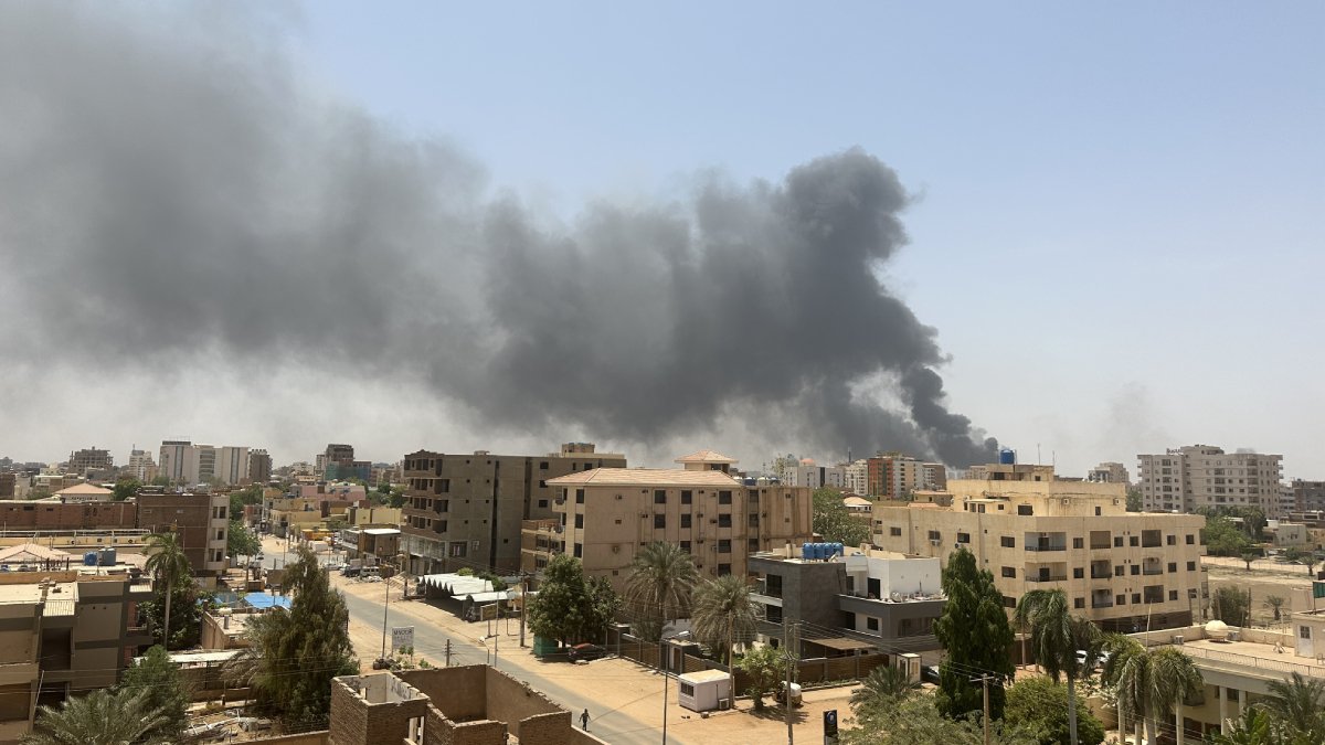 Sudan’ın ‘iki başlı’ ordusu birbirine girdi: Şehirlerde sıcak çatışma sürüyor