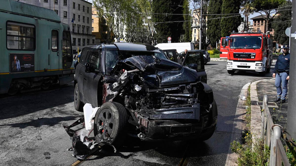Ünlü futbolcuya tramvay çarptı! Kaburgaları kırıldı, sezonu kapattı!