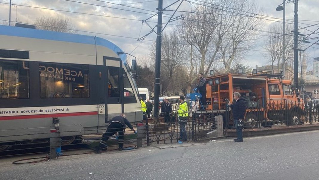 Sirkeci’de tramvay raydan çıktı: Seferlerde aksama yaşanıyor