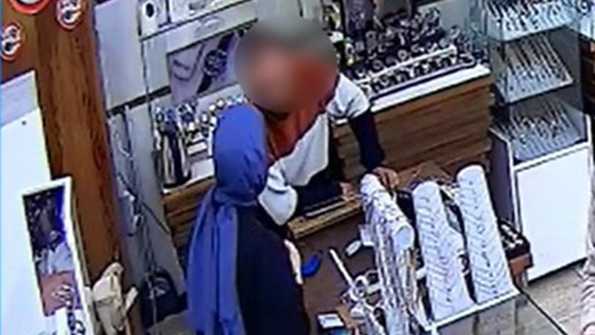 Arkadaşının hediye ettiği saati görünce hemen mağazaya koştu! Nedeni daha sonra ortaya çıktı, o anlar kamerada