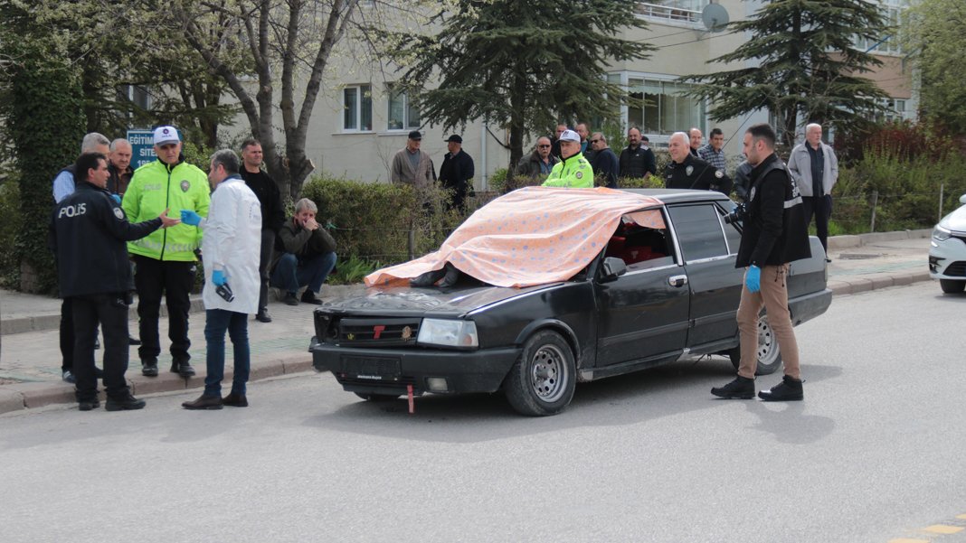 Yaşlı adamın yürek burkan görüntüsü: Aracın kaputunda can verdi