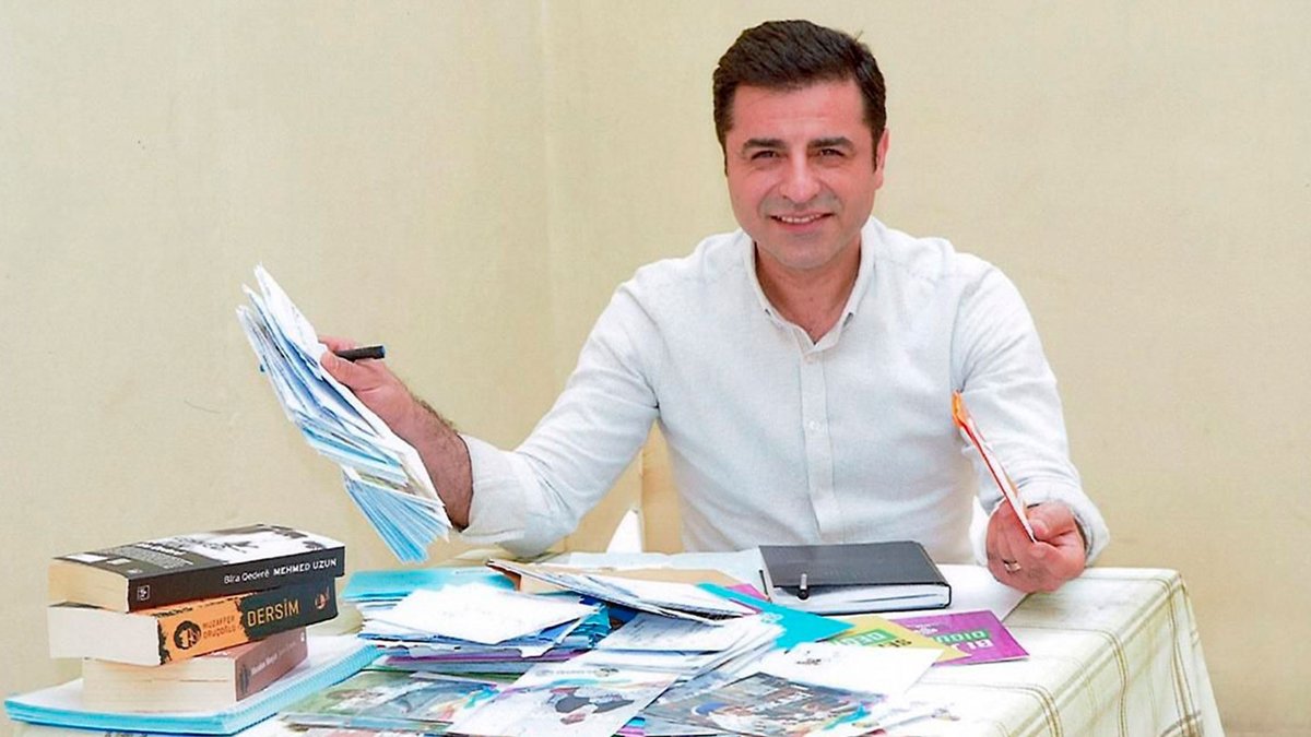 Demirtaş'tan14 Mayıs yorumu: Erdoğan, Kürtlerin oyunu alabileceğinden emin olsa HDP'nin önünde yatar kalkardı