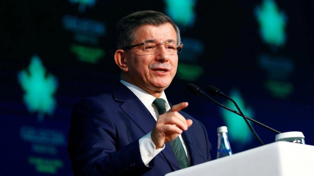 Davutoğlu: Akademisyen maaşlarına zam ilk işlerimizden olacak