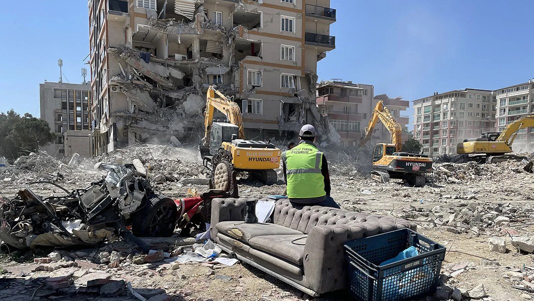 Depremde 72 kişiye mezar olan sitenin müteahhidinden pişkin savunma: İnşaatla alakam yok galericiyim