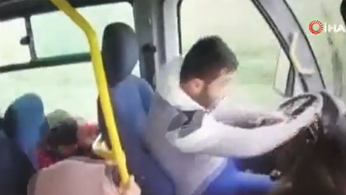 Otobüsün şoförü direksiyon başında uyuyakaldı