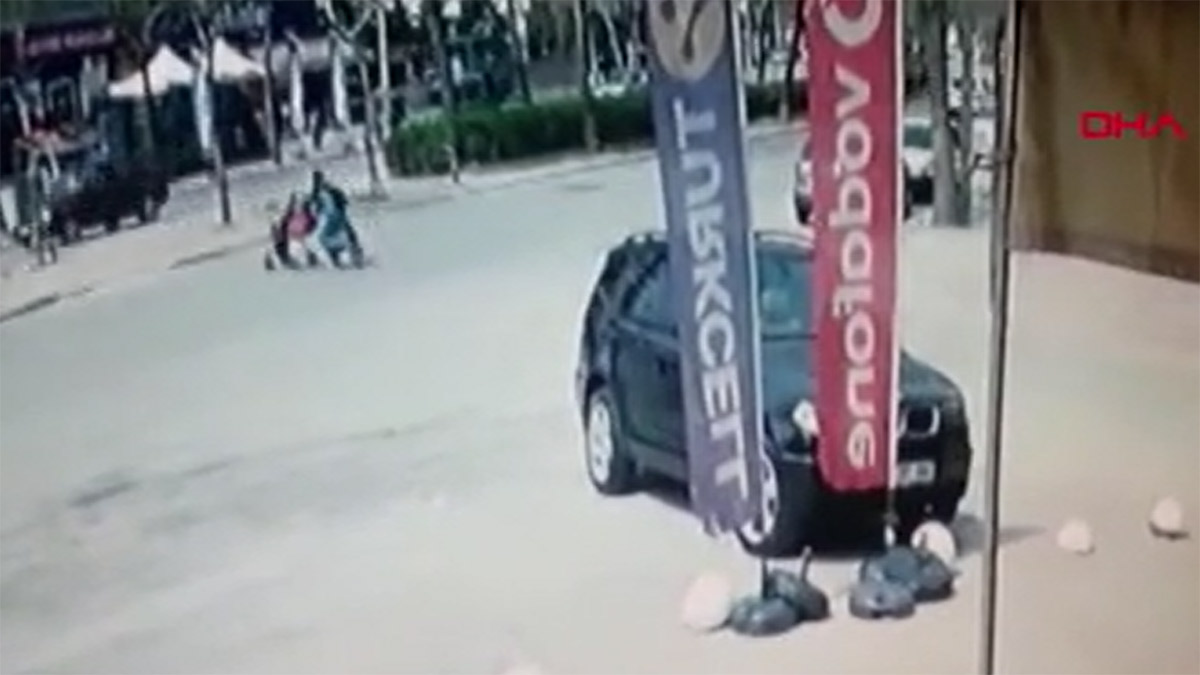 Dehşete düşüren anlar! Anne ve bebek arabasındaki 3 çocuğuna otomobil çarptı