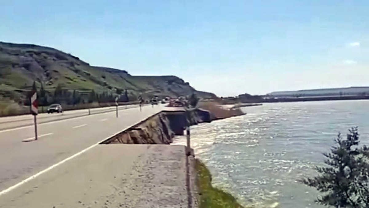 Baraj suyu yükselince yol çöktü