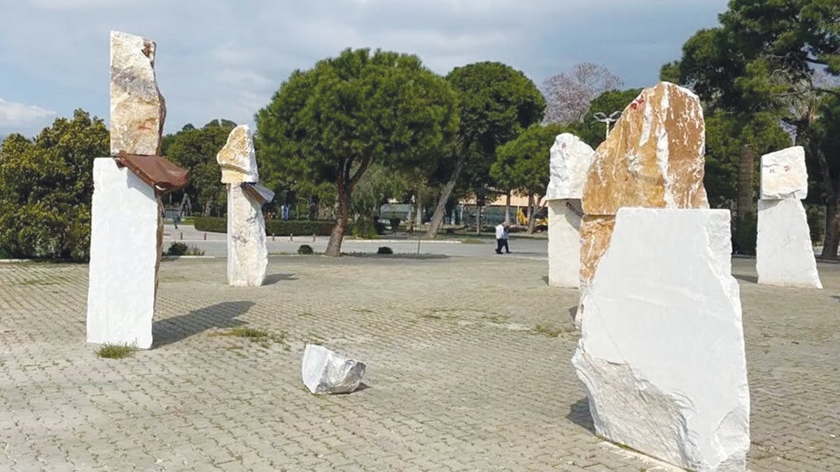 ‘Beni esas üzen sanatçıların sessizliği’