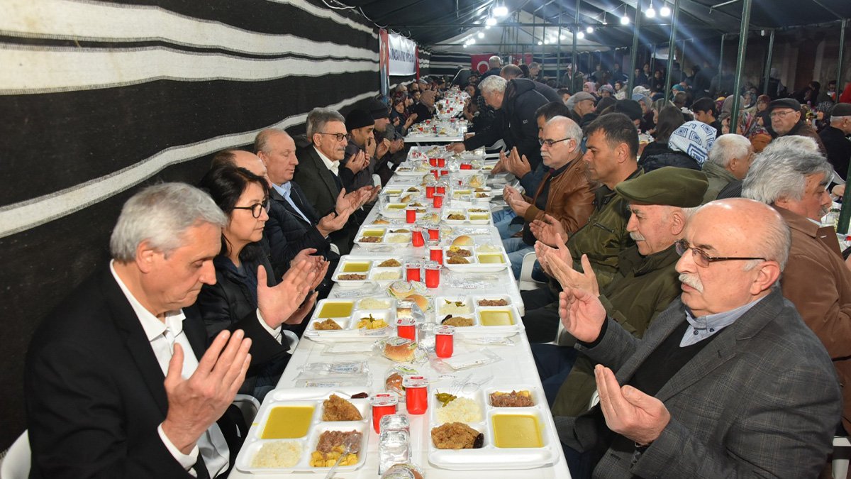 Başkan Bakkalcıoğlu Kadir Gecesi'nde orucunu hemşehrileri ile birlikte açtı