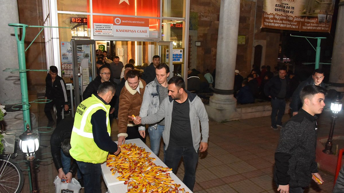 Bozüyük Belediyesinden Kadir Gecesi'nde şeker ikramı