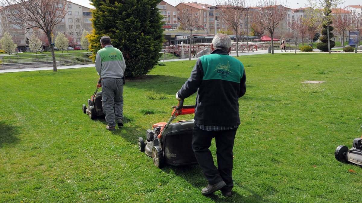 Kırşehir Belediyesi, Kent Park'ta temizlik ve peyzaj çalışması yaptı