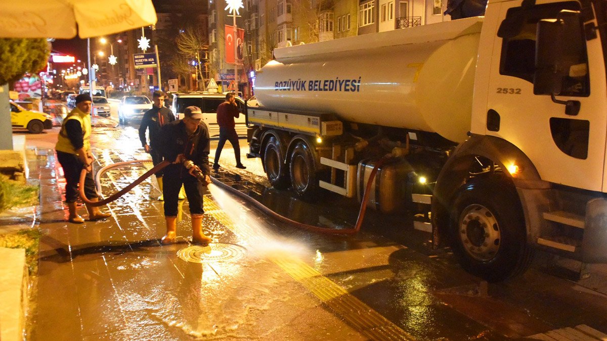 Ana cadde kaldırımları ile duraklar tazyikli suyla yıkanarak bayrama hazırlandı