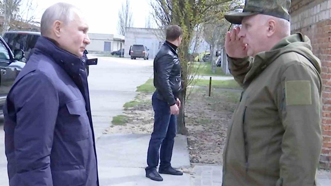 Kanlı savaşa devam eden Putin işgal ettiği Herson ve Luhansk bölgesini ziyaret etti