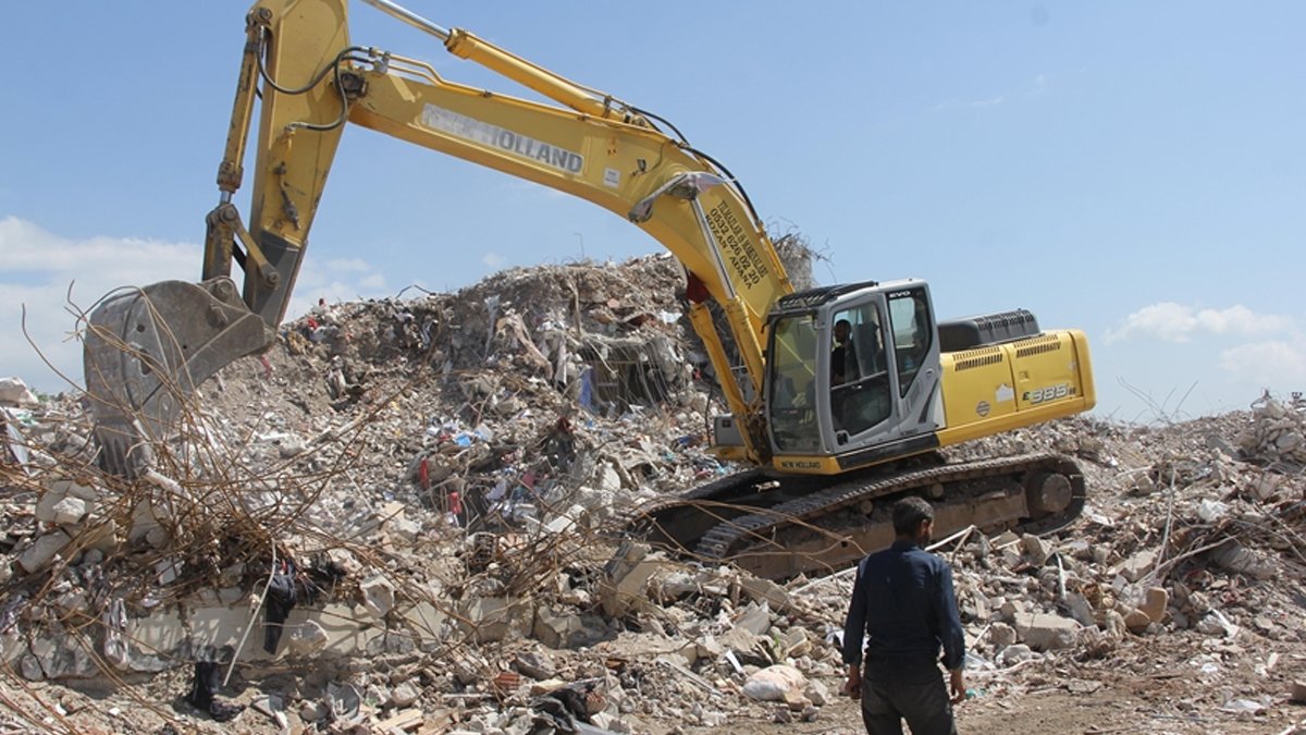 Depremde 72 kişiye mezar olmuştu 'karot' testi bile yapamadılar: Beton elle parçalanıyor