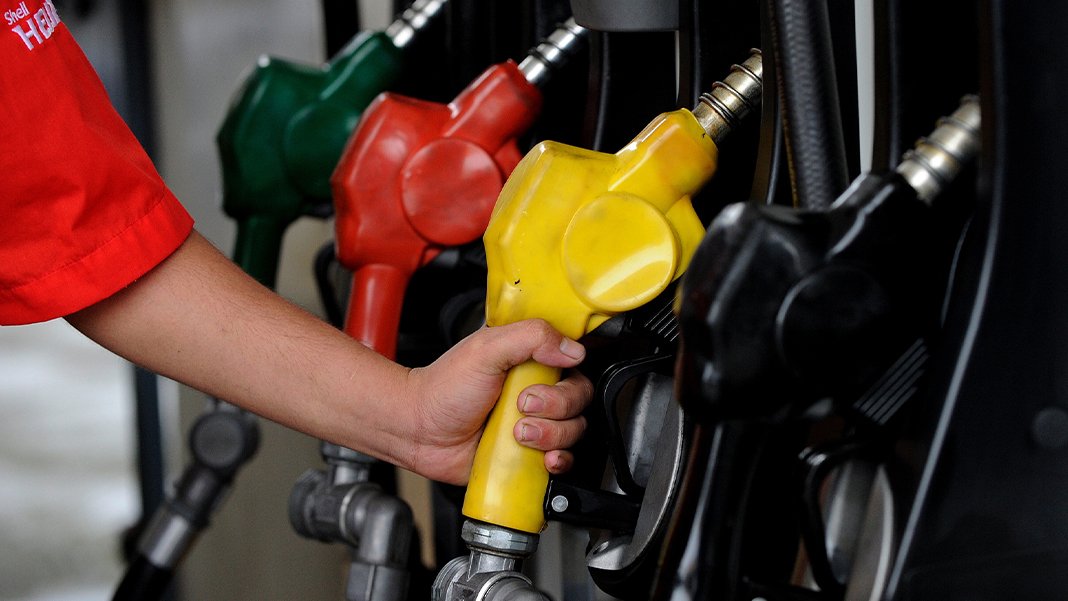 Akaryakıtta çifte indirim: Bu gece pompaya yansıyacak