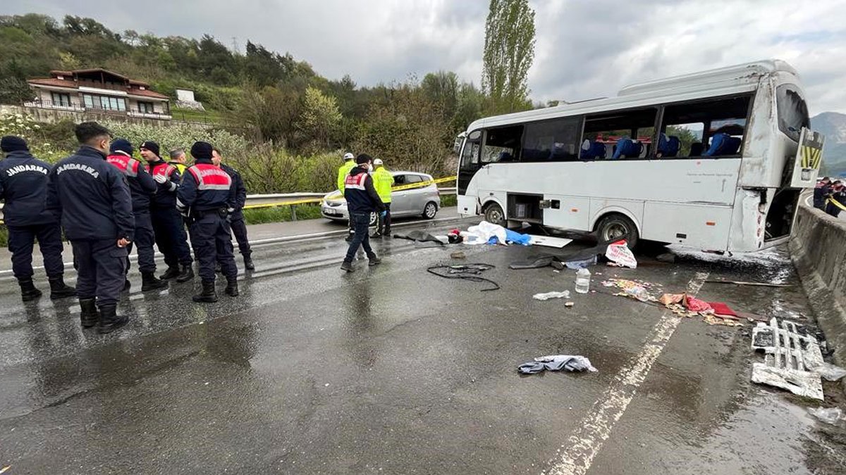 Mesaiden çıkan işçileri taşıyan servis devrildi: Camdan yola savruldular