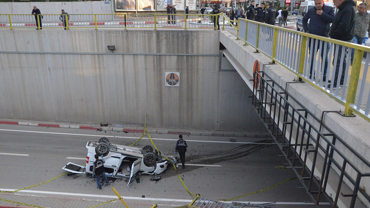 Karaman'da feci kaza! Hafif ticari araç alt geçide düştü