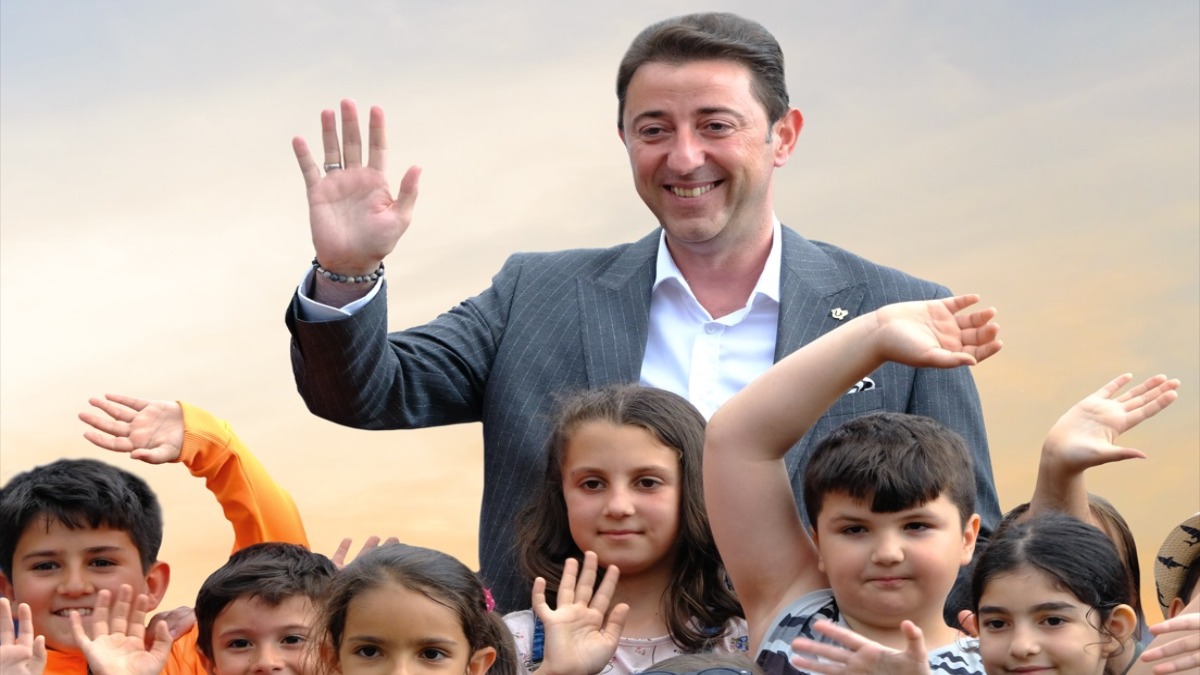 Bandırma Belediye Başkanı Av. Tolga Tosun, 23 Nisan'ı kutladı