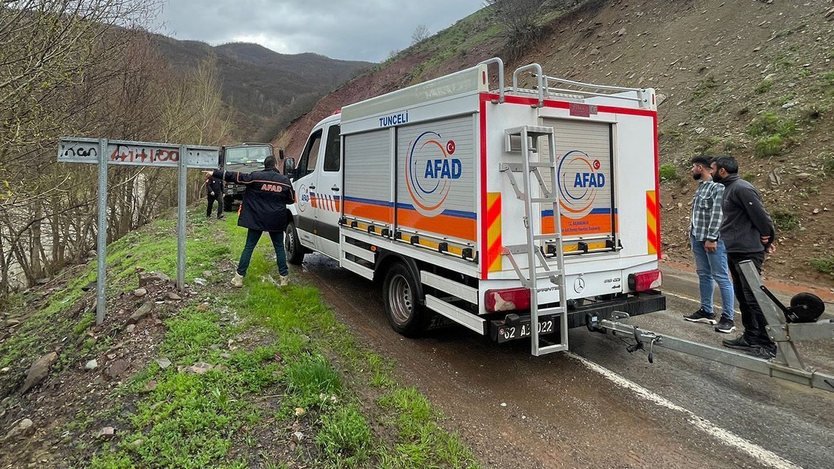 Kontrolden çıkan araç Munzur Çayı'na uçtu! Kayıp üç kişi aranıyor