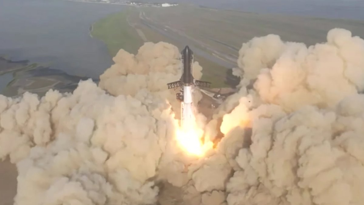 SpaceX'in en güçlü roket sistemi ilk denemede infilak etti